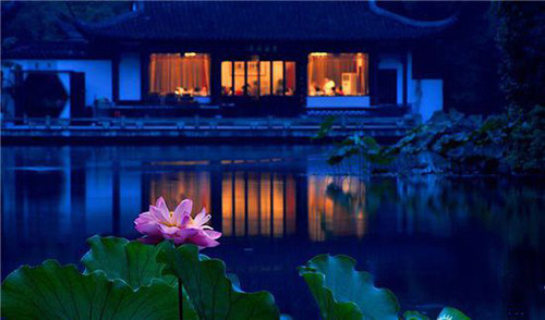 The West Lake, the best-known landmark of Hangzhou, is certainly not to be missed. Especially on a hot summer day, having a cool night tour around the West Lake is definitely a wise choice! During the night West Lake returns to her innocence from the day’s bustle, and shows her peace, elegance and romance.