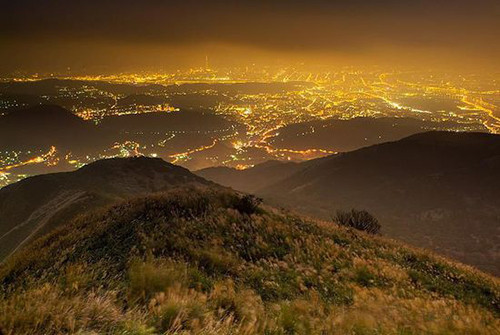 For a romantic night tour, Yangmingshan, 16.5km from the city, is your best choice. From the top of the mountain, one can have a view of the whole of Taipei city. With its sulfur-rich valleys, Yangmingshan is also a good place to enjoy the hot springs.