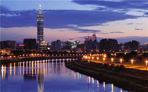 Taipei is known as a city that never sleeps. Home to everything from the headquarters of many high-tech companies to polytheistic temples, it also boasts an ultra efficient public transportation system, recreational green spaces, and vestiges of ancient traditions.