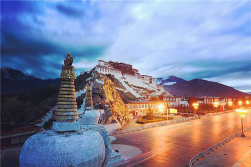 Potala Palace is usually the first must-see scenic spot in Lhasa for every new visitor to Tibet. When night falls, the lighting system and music fountain add life to the Potala Palace and offer a different perspective of the site.