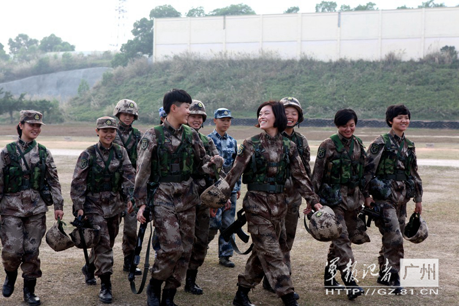 Post-90s female soldiers in Hong Kong practice kung fu 