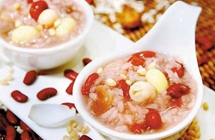 Celebrate La Ba with porridge and garlic