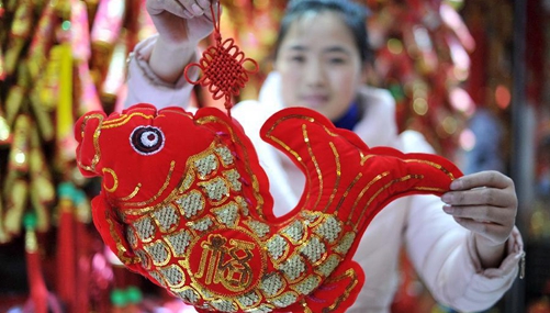 People shopping for Spring Festival in NW China's Ningxia