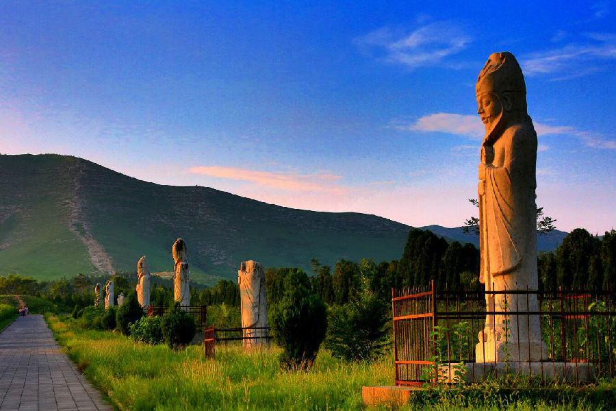 Traces of Silk Road in Pucheng cityPucheng relying on the royal mausoleums as tourism resources and dedicates to excavate the cultural connotation of Tang Dynasty. By integrating the Qiaoling Mausoleum with Huiling Mausoleum tourism resources, the city aims to build a new bright spot of "Tang Cultural Experience Zone".