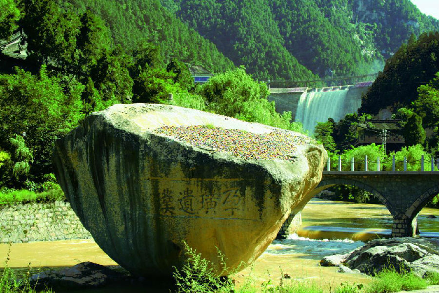 The Jiangziya fishing platform in BaojiThe Jiangziya fishing platform is the Panxi Canyon in Baoji City. It is sometimes called “the 1st Fishing Platform of China”, not only because of its very beautiful scenery and natural environment.The place is known for Jiang Ziya , a military strategist who has participated in the founding of the Zhou Dynasty. The famous Chinese proverb " Great Prince Jiang is fishing – who casts the line for the fish who want to be caught. " has its origin here . The proverb means to bring themselves to case.