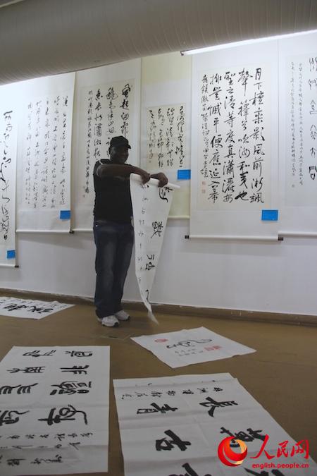 South Africans are able to get close contact with authentic works of top Chinese calligraphy, as Chinese Characters Exhibition kicks off in Johannesburg, on April 23, 2015. (People’s Daily Online / Zhang Jiexian)