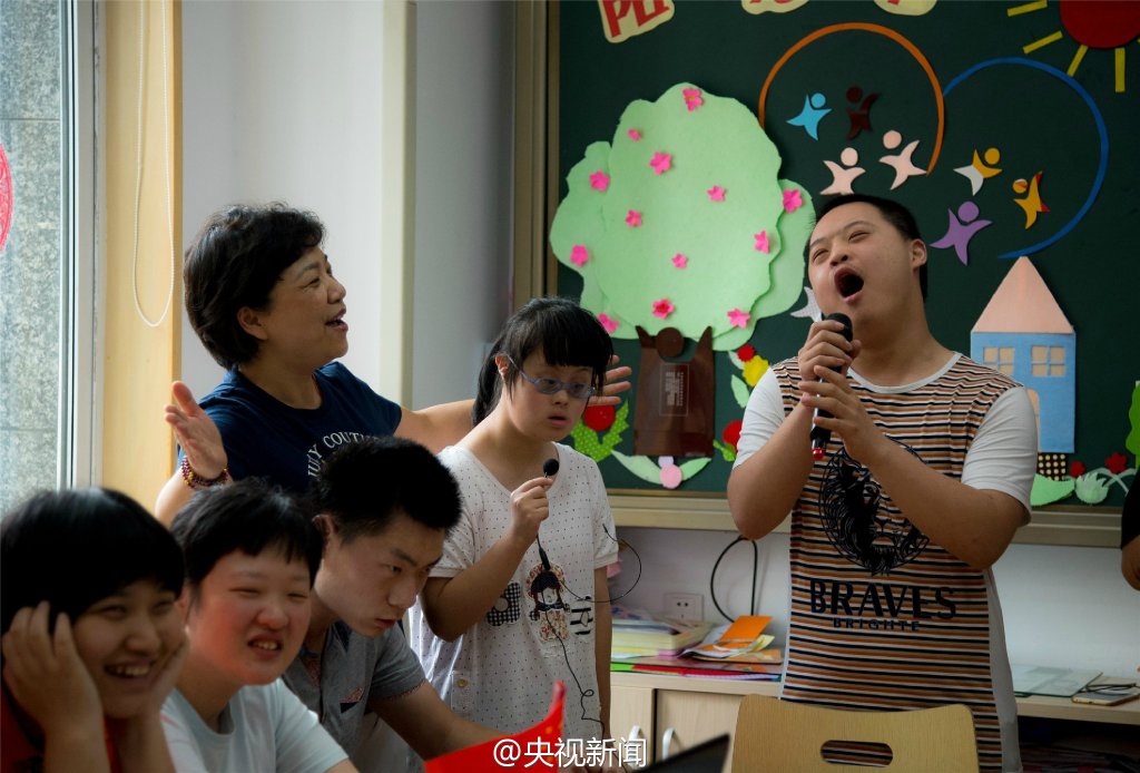 Xu Qin and the mentally disabled children in class. (CCTV/Zou Feng)