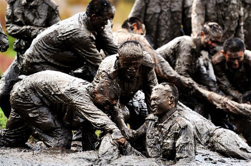 Yunnan Provincial Armed Police Corps were mentally and physically pushed to their limits during a 48-hour wilderness survival program. The photo shows soldiers in the mud pit. (Photo/Chinamil.com.cn)