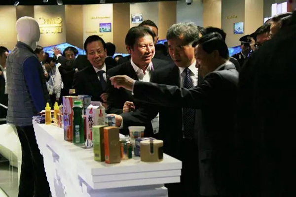 Vice Premier Wang Yang Inspects Bright Food Exhibition Area at Expo 2015 in Milan