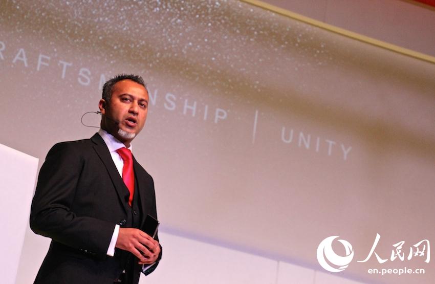 Yudi Rambaran, the Director of Product Marketing at Huawei Device South Africa, showcases the signature functions of P8. (Picture: People’s Daily Online)