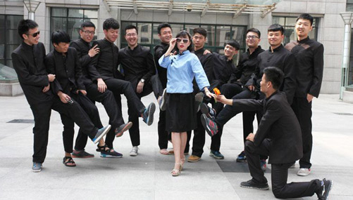 University students take retro graduation photos in Xi'an