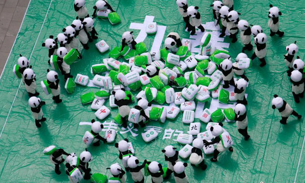 Odd news:Hundreds of 'giant pandas' play mahjong