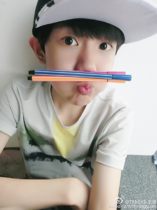 Hot on the Internet! How many pens can you hold with your lips?