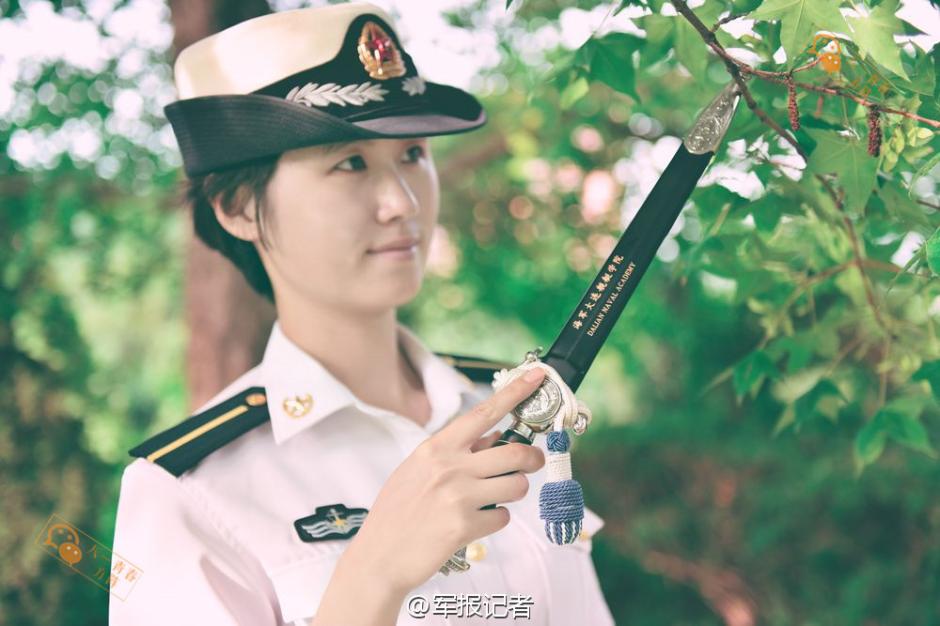 Dalian Naval Academy presents souvenir sabers to graduates