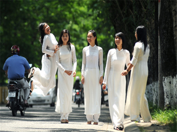 Vietnamese Traditional Costume “Ao Dai” Seen on Runway - People's Daily  Online