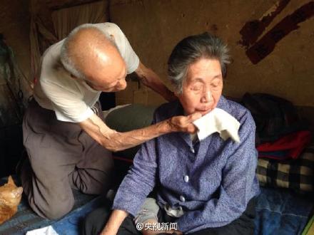 Hao wipes his wife's face. (Photo/Weibo)