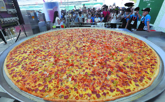 World's largest pizza appears in Xinjiang