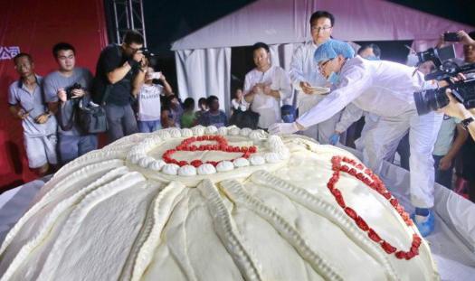 China's biggest steamed stuffed bun sets new world record