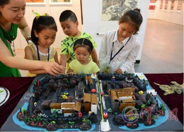 Young students in Xiangyang make a model of the old city