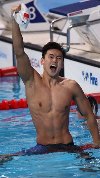 Chinese people go crazy about the swimming champion Ning Zetao (2) - People's  Daily Online