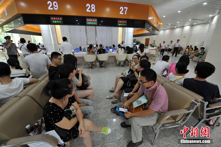 New couples register for marriage in long queues on Qixi 