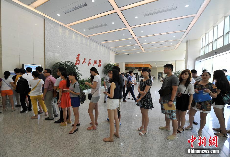 New couples register for marriage in long queues on Qixi 