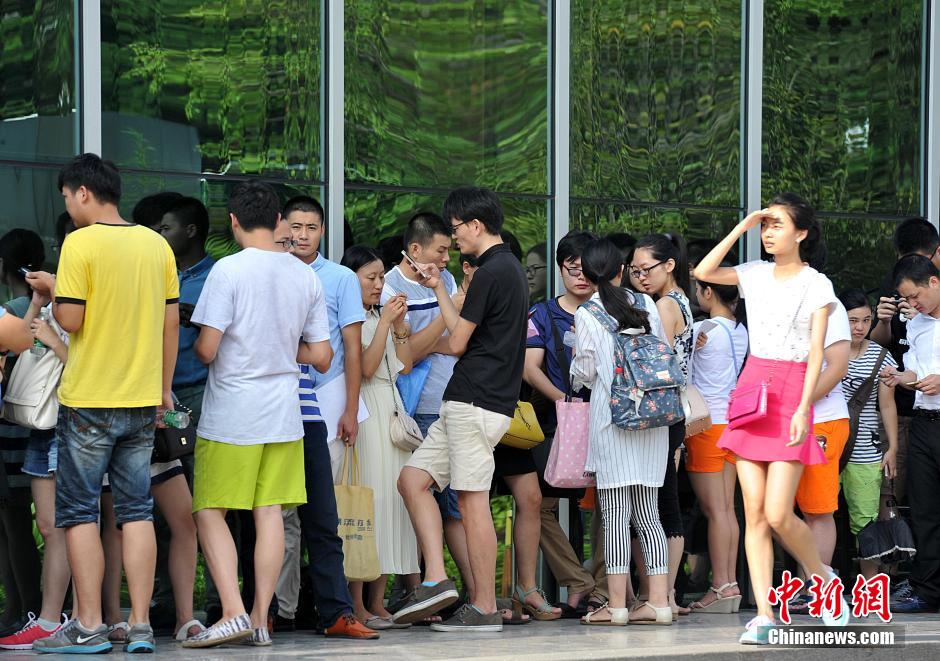 New couples register for marriage in long queues on Qixi 