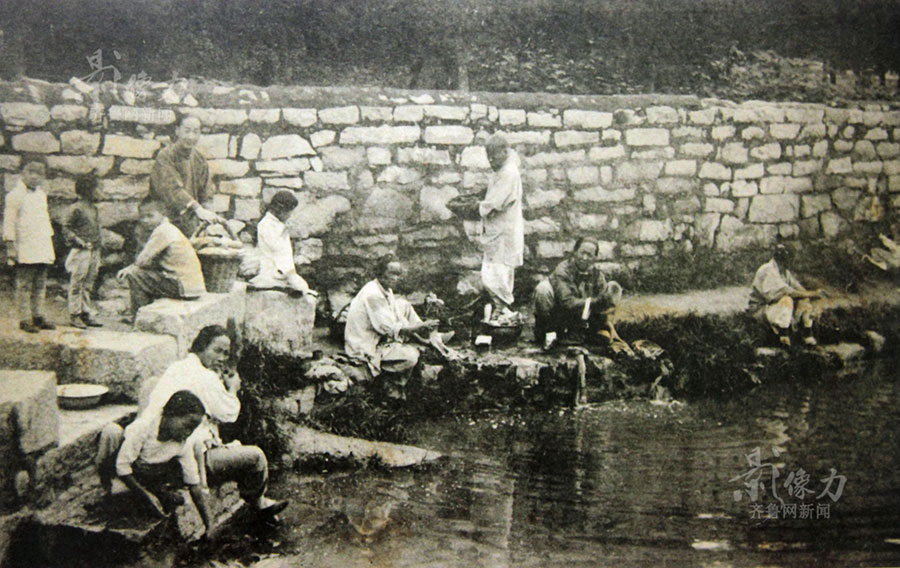 Cheongsam beauties by the spring water lake in Jinan