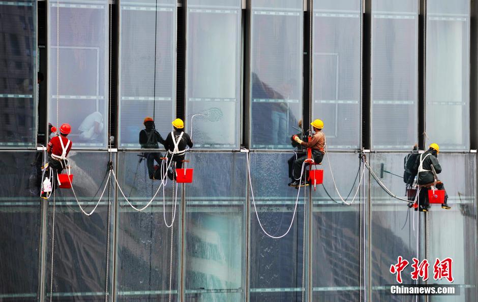 'Spidermen' clean windows of 303-meter-high skyscraper in Nanchang