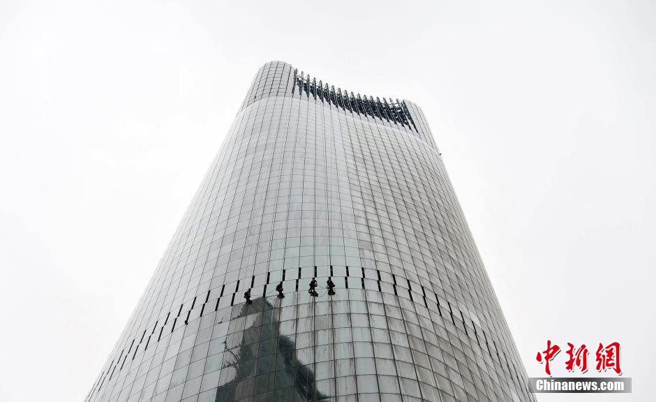 'Spidermen' clean windows of 303-meter-high skyscraper in Nanchang