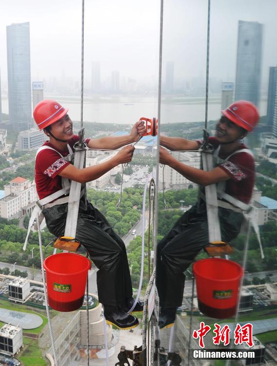 'Spidermen' clean windows of 303-meter-high skyscraper in Nanchang