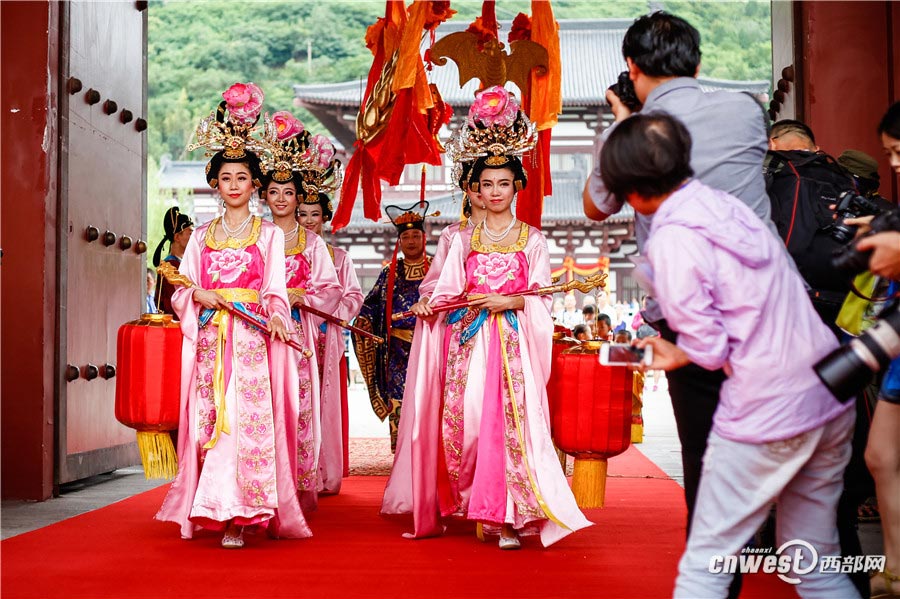 77 couples hold traditional wedding in Xi'an