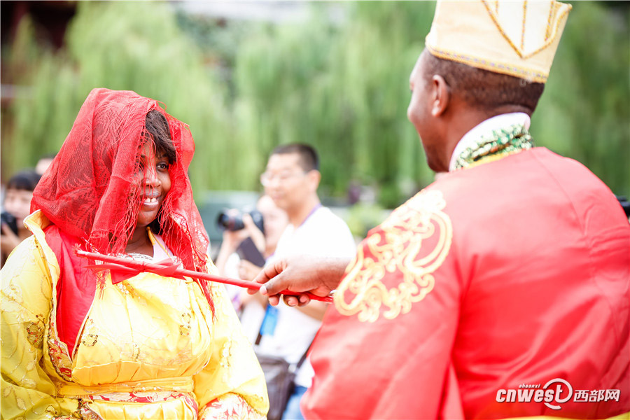 77 couples hold traditional wedding in Xi'an