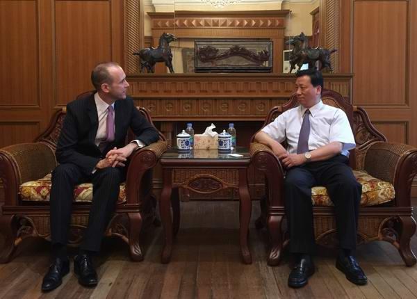 Lyu Yongjie meets with US Consul General Hanscom Smith in Shanghai