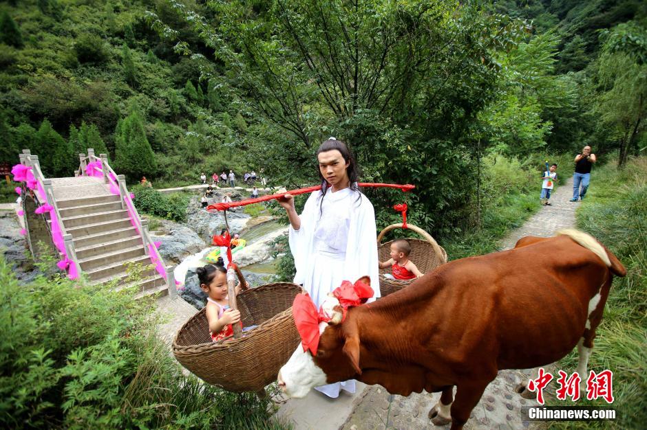 Chinese couple dresses up as cowherd and weaver girl on Chinese Valentine’s Day