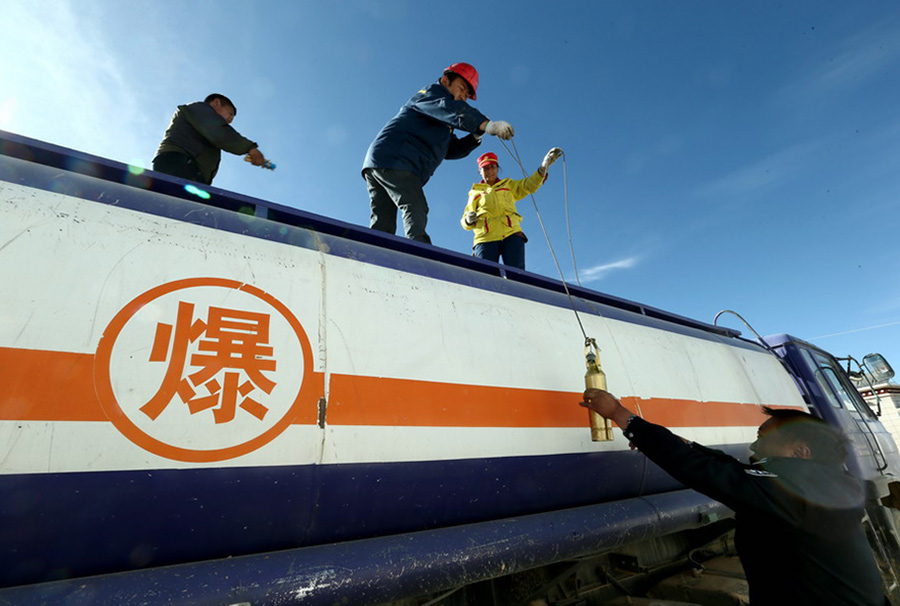 The world’s highest gas station in Tibet