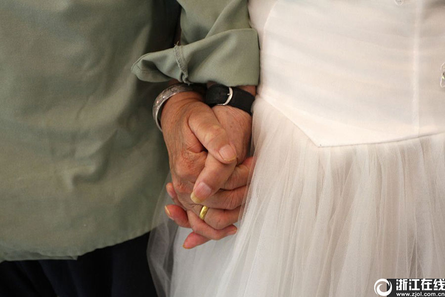 Veterans realize  dream of taking wedding photos