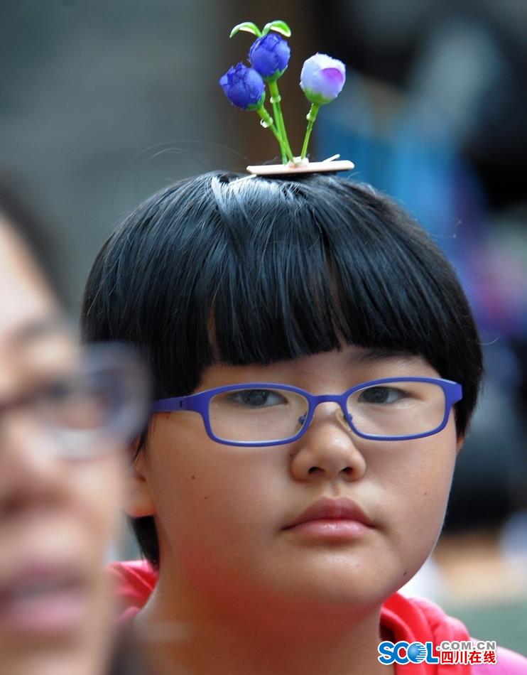 Look！Bean sprouts flowers grow on head