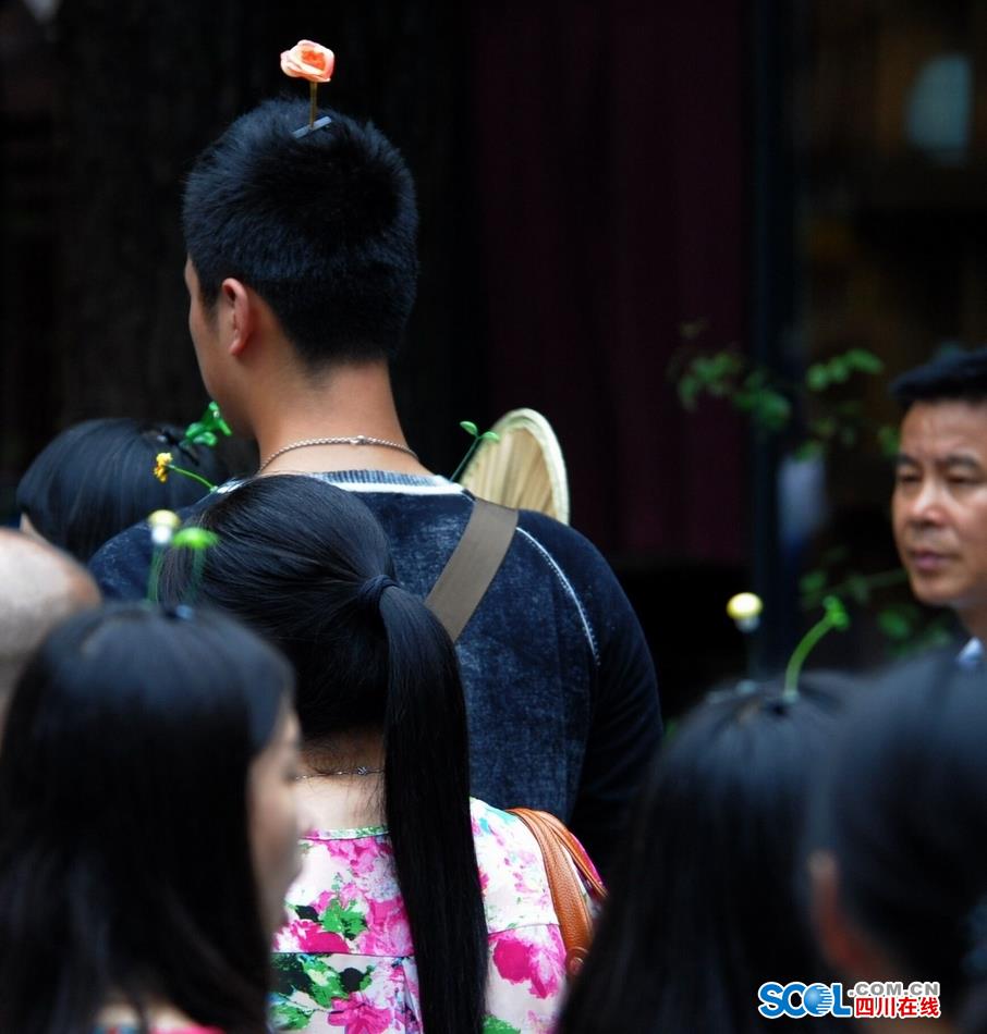 Look！Bean sprouts flowers grow on head