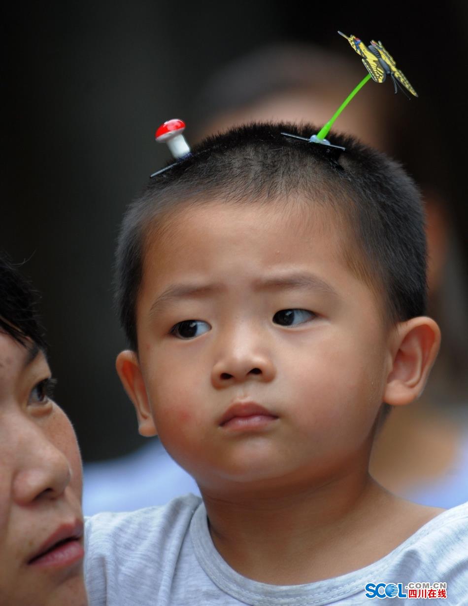 Look！Bean sprouts flowers grow on head