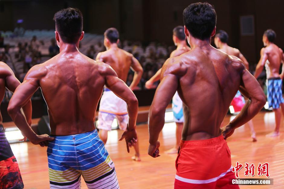 Bodybuilders show beauty of strength in E China
