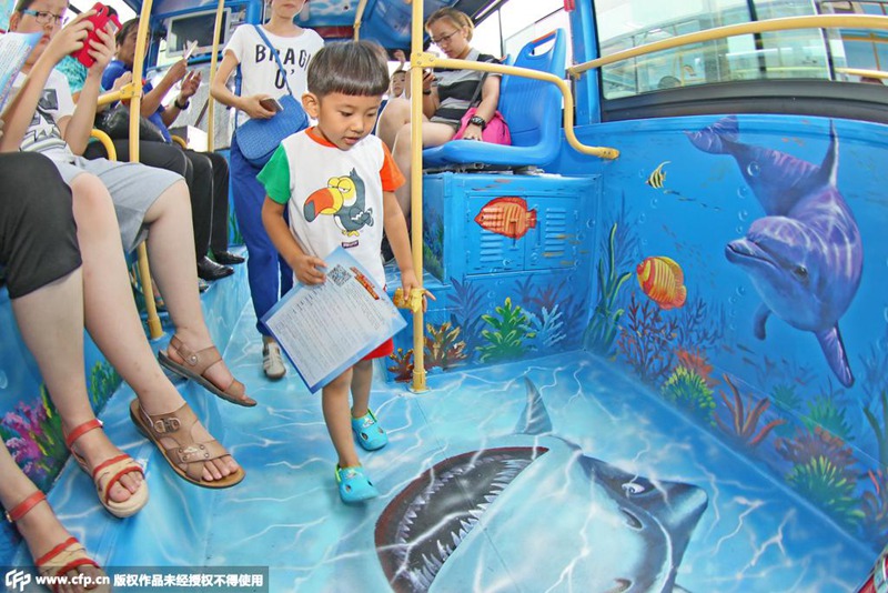 Bus with ocean themed 3D painting debuts in Shandong