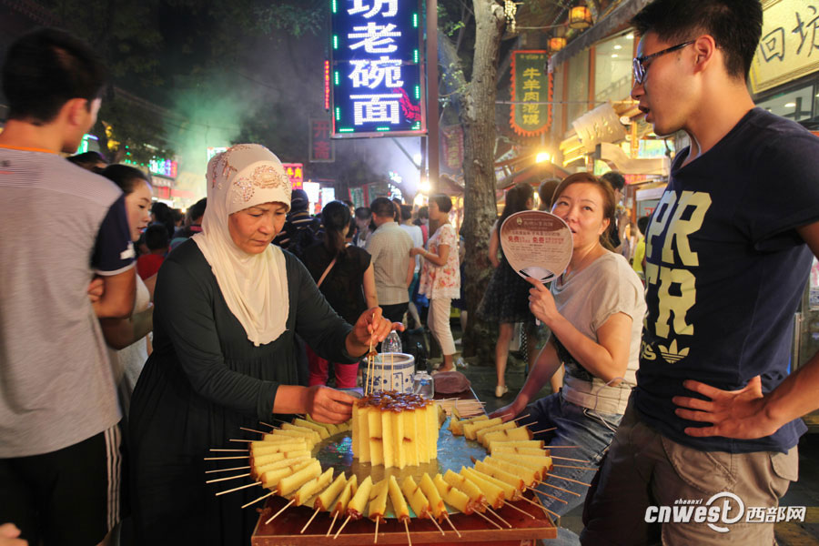 Foodies crowd into Xi'an Muslim snack streets in summer nights