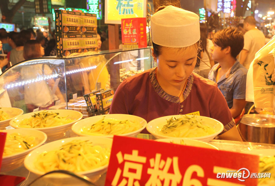 Foodies crowd into Xi'an Muslim snack streets in summer nights