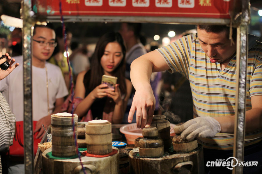 Foodies crowd into Xi'an Muslim snack streets in summer nights