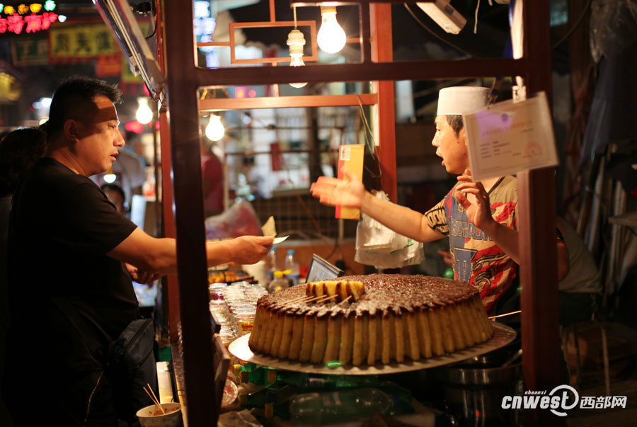 Foodies crowd into Xi'an Muslim snack streets in summer nights