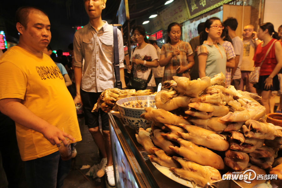 Foodies crowd into Xi'an Muslim snack streets in summer nights