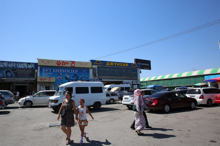 Kyrgyzstan: trading center for Chinese commodity in central Asia