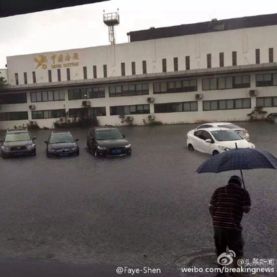Torrential rain ahead of Typhoon Swan floods Shanghai airport