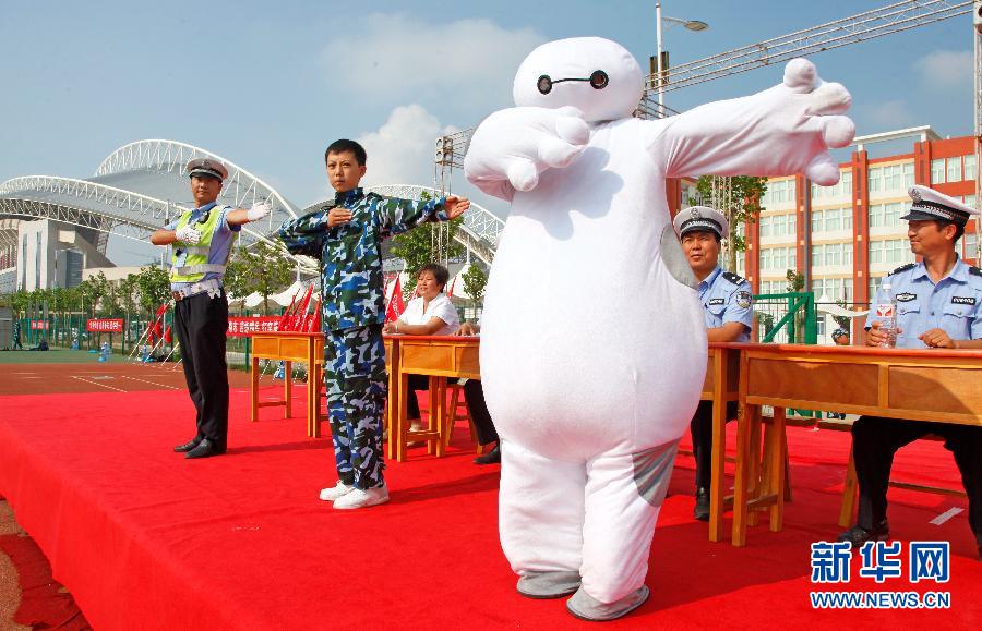 Policemen dress up as Baymax to promote traffic safety